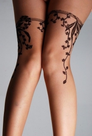 大腿简单的黑色藤蔓纹身图案
