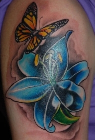 蓝色百合花和蝴蝶纹身图案
