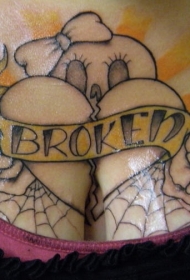 破碎的心与蜘蛛网玫瑰胸部纹身图案