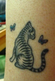 蝴蝶和老虎幼崽纹身图案