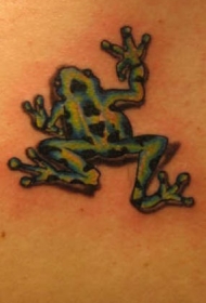 爬行的绿色和黑色小青蛙纹身图案
