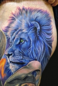 生动的蓝色狮子头纹身图案