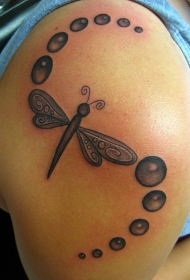肩部黑色的蜻蜓纹身图案