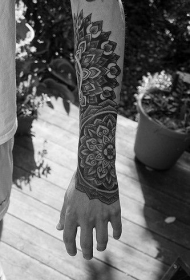 手臂个性的黑色梵花纹身图案