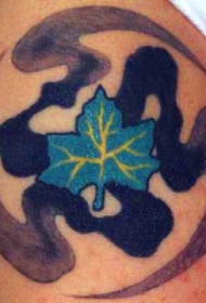 蓝色的枫叶个性纹身图案