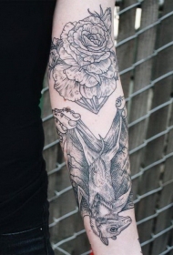 手臂雕刻风格黑色蝙蝠和花朵纹身图案