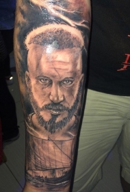 手臂黑灰风格男性肖像纹身图案