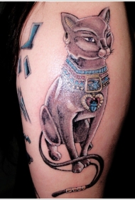埃及猫戴着象征权力的项圈纹身图案