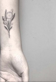女生手腕小清新黑色的花卉纹身图案