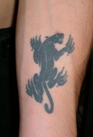 手臂小小的黑色豹子纹身图案