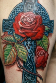 手臂逼真的玫瑰和凯尔特十字架纹身图案