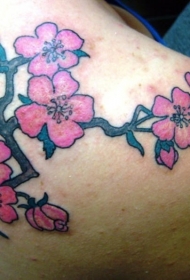肩部漂亮的粉红色花朵与树枝纹身图案