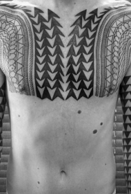 胸部和手臂巨大的黑白几何装饰纹身图案
