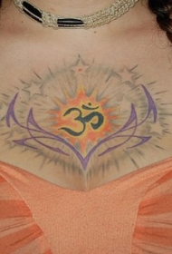 优雅的印度莲花胸部纹身图案