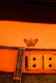 后脊椎的小蝴蝶纹身图案