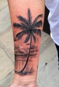 小臂逼真的黑灰棕榈树纹身图案