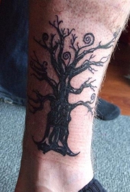 小腿黑色的树纹身图案