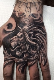 手背好看的黑白狮子头部与皇冠纹身图案