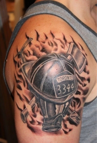 手臂黑灰色的消防员纪念式纹身图案