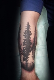 小臂黑白个性的树林纹身图案