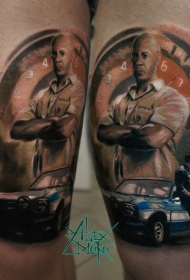 大腿男性肖像和彩色汽车纹身图案