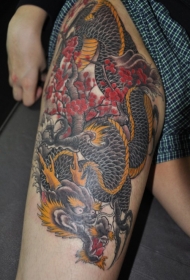 大腿中国风龙和植物纹身图案