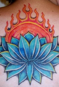蓝色莲花和火焰纹身图案