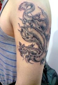 手臂中国传统龙纹身图案