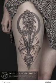 大腿几何风格黑色风信子花卉纹身图案
