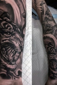日式手臂黑色老虎和花朵纹身图案