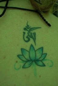 背部蓝色莲花与符号纹身图案