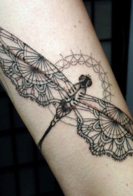 漂亮的黑色线条蜻蜓纹身图案