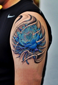 大臂蓝色花卉纹身图案