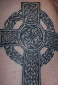 凯尔特结花纹十字架纹身图案