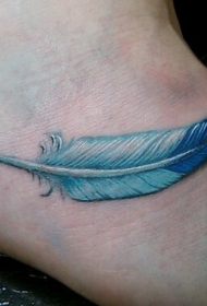 脚背可爱的蓝色羽毛纹身图案