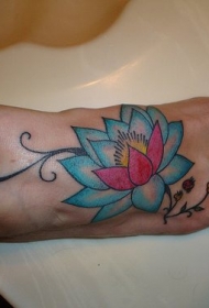 脚背好看的浅蓝色莲花纹身图案