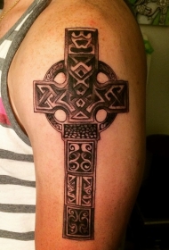 大臂凯尔特结十字架纹身图案