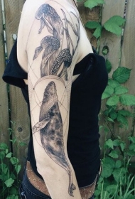 女性手臂雕刻风格黑色鲸鱼与蘑菇纹身图案