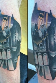 手臂新风格的彩色蝙蝠侠头与夜城纹身