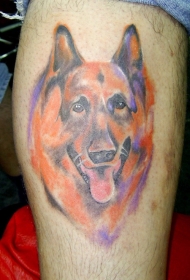 腿部彩色逼真的德国牧羊犬纹身图案