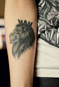 手臂狮子头像与冠头纹身图案