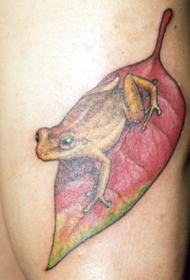 腿部彩色黄蛙落叶纹身图案