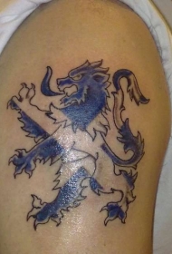 肩部彩色狮子与苏格兰国旗纹身