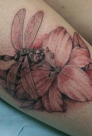 小腿蜻蜓坐在花朵上纹身图案