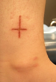 脚踝十字架割肉纹身图案