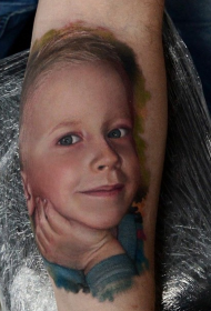 小臂写实逼真的彩色微笑男孩纹身图案
