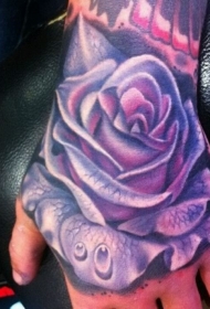 手部彩色玫瑰花与露珠纹身图案