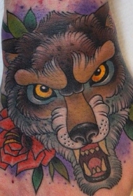 手背彩色传统的愤怒的狼头纹身