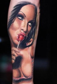 手臂彩色逼真吃棒棒糖的女人纹身图案