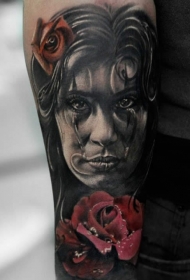 小臂带着花的女人脸彩色纹身图案